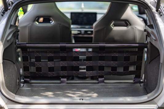 Clubsport-Set für Cupra Formentor- Doppelstrebe und passendes Clubsport-Netz – Leichtbau, hochwertige Materialien, optimal für Rücksitzbankausbau.