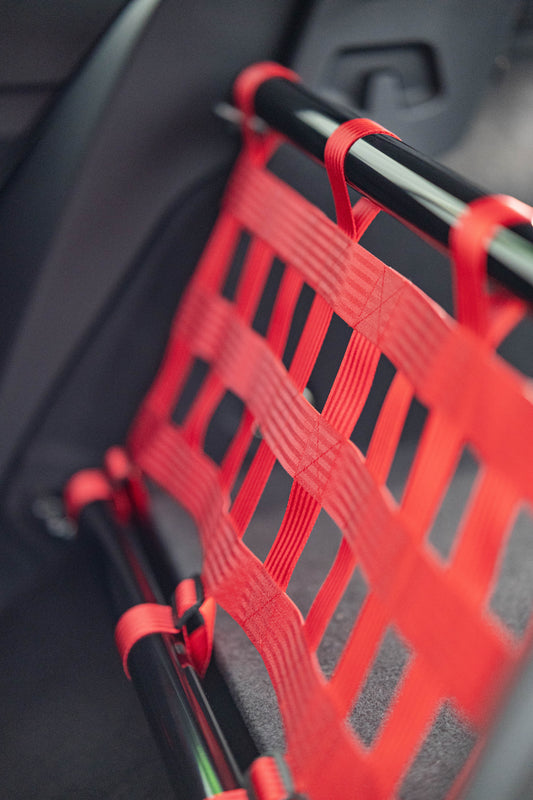 Clubsport-Set für Volkswagen Golf 8 GTI/R- Doppelstrebe und passendes Clubsport-Netz – Leichtbau, hochwertige Materialien, optimal für Rücksitzbankausbau.