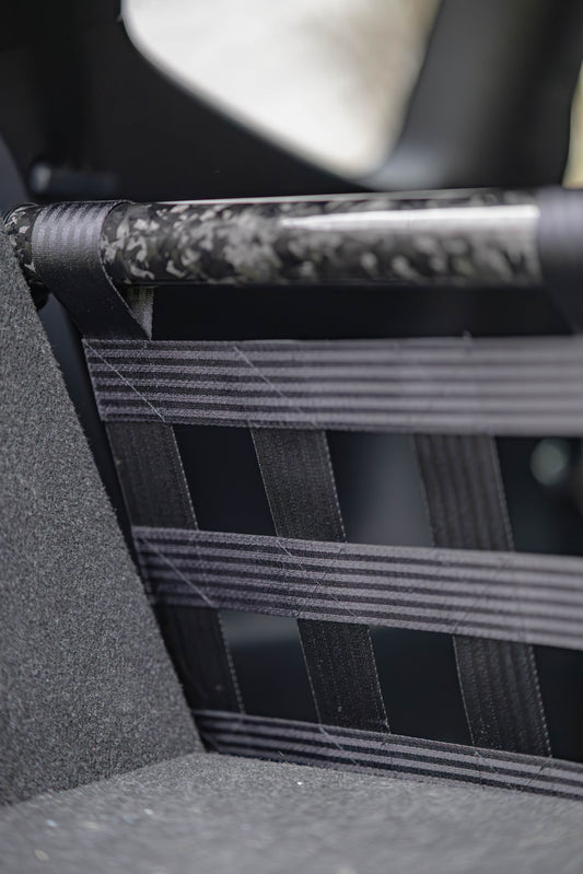 Clubsport-Set für Toyota Yaris GR (XP21) Einzelstrebe und passendes Clubsport-Netz – Leichtbau, hochwertige Materialien, optimal für Rücksitzbankausbau.