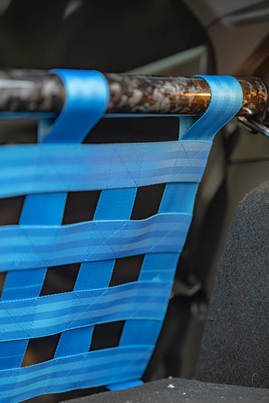 Clubsport-Set für Ford Focus RS MK3 Doppelstrebe und passendes Clubsport-Netz – Leichtbau, hochwertige Materialien, optimal für Rücksitzbankausbau.