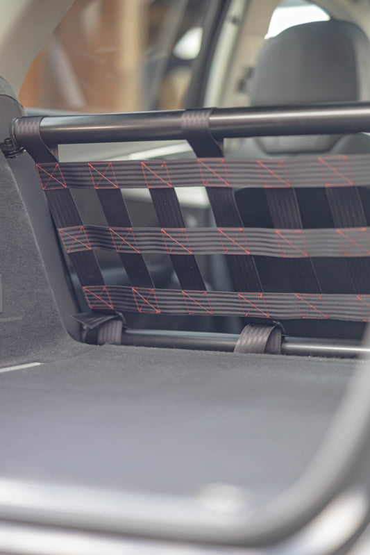 Clubsport-Set für Audi A4/S4 B9: Doppelstrebe und passendes Clubsport-Netz – Leichtbau, hochwertige Materialien, optimal für Rücksitzbank - PLR Design