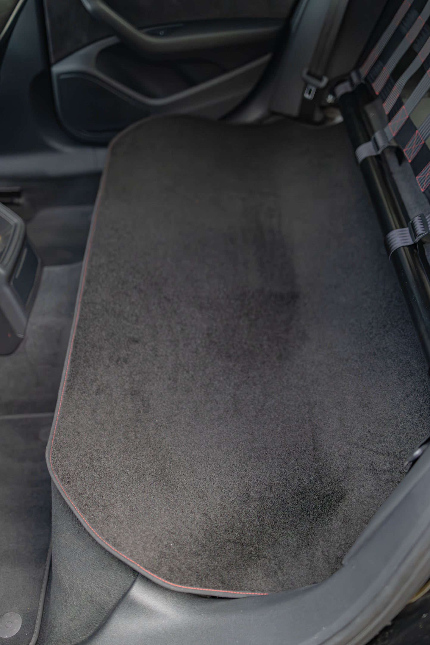 Clubsport-Teppich für Audi A4/S4 B9 – Passgenauer Leichtbau-Teppich, ideal für den Rücksitzbankausbau, hochwertige Verarbeitung und perfekter Sitz