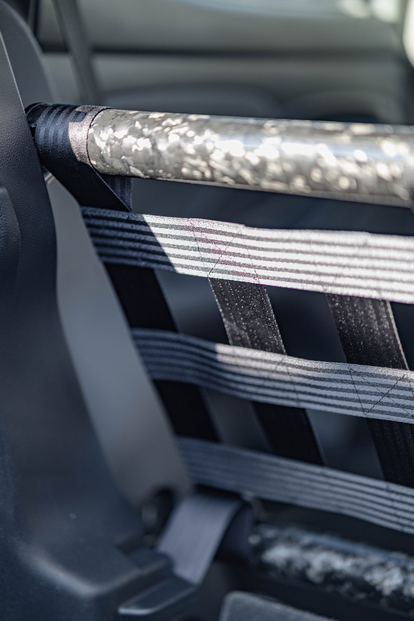 Clubsport-Set für Toyota Yaris (XP21) 4 Türer: Doppelstrebe und passendes Clubsport-Netz – Leichtbau, hochwertige Materialien, optimal für Rücksitzbankausbau.
