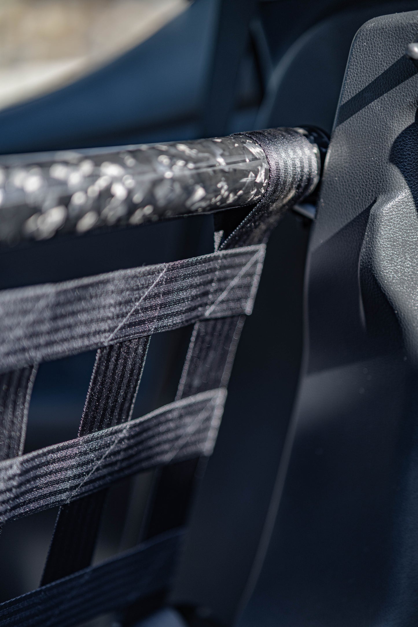 Clubsport-Set für Toyota Yaris (XP21) 4 Türer: Doppelstrebe und passendes Clubsport-Netz – Leichtbau, hochwertige Materialien, optimal für Rücksitzbankausbau.
