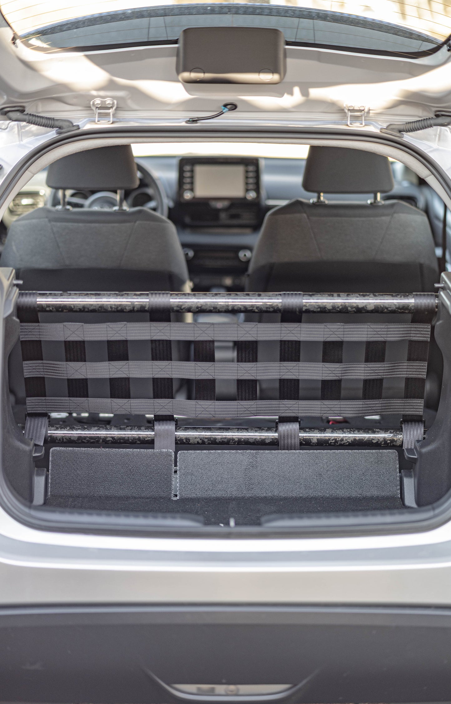 Clubsport-Set für Toyota Yaris (XP21) 4 Türer: Doppelstrebe und passendes Clubsport-Netz – Leichtbau, hochwertige Materialien, optimal für Rücksitzbankausbau.