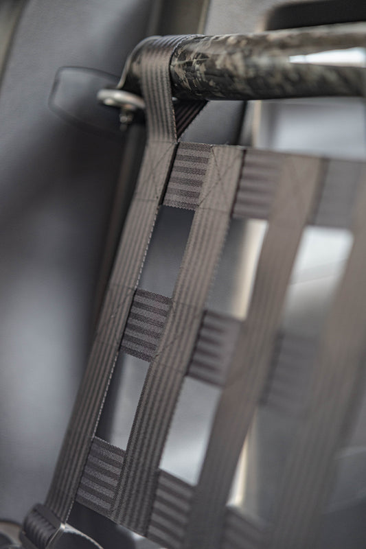 Clubsport-Set für Toyota Yaris (XP21) 4 Türer: Doppelstrebe und passendes Clubsport-Netz – Leichtbau, hochwertige Materialien, optimal für Rücksitzbankausbau.