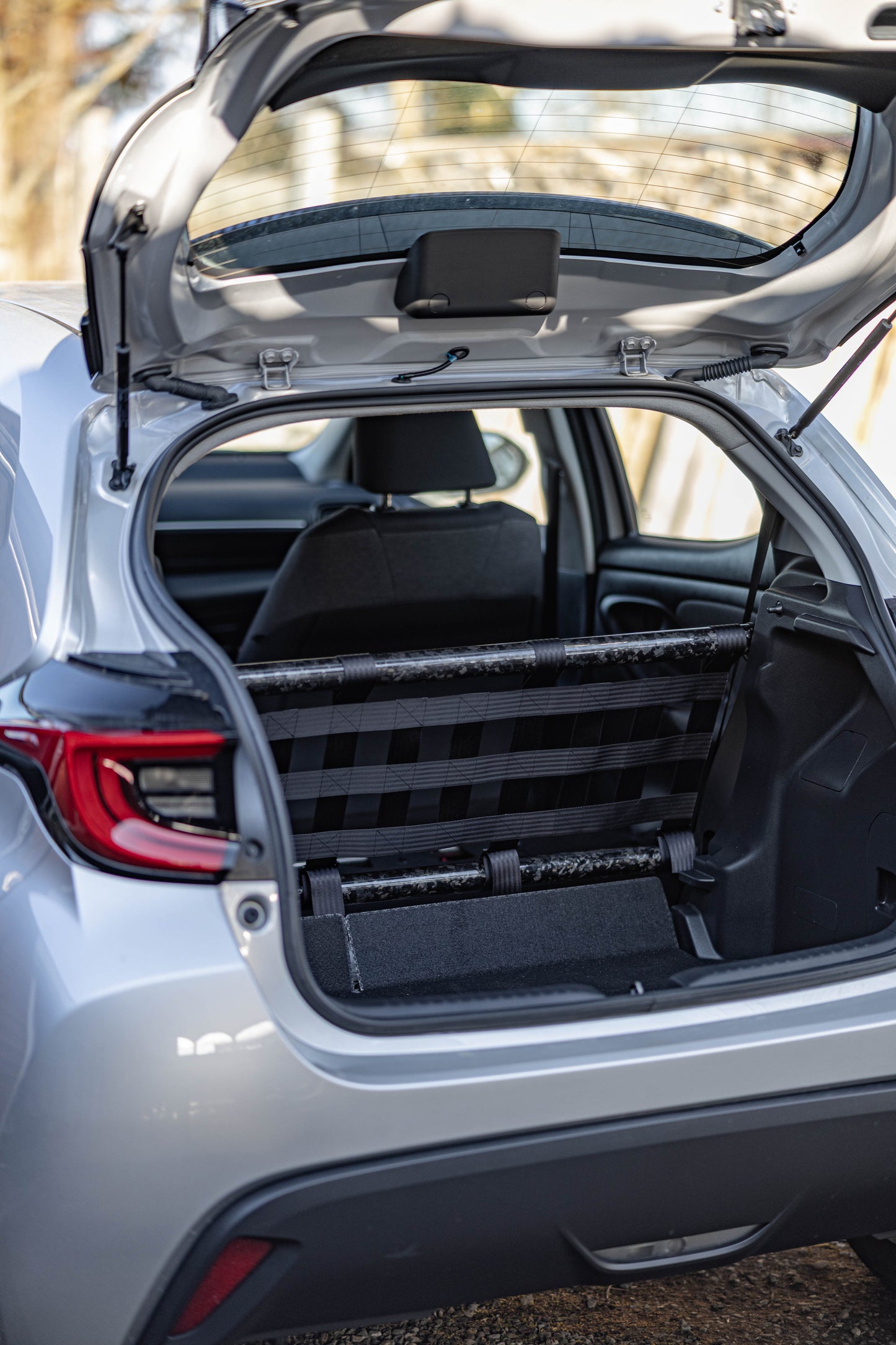Clubsport-Set für Toyota Yaris (XP21) 4 Türer: Doppelstrebe und passendes Clubsport-Netz – Leichtbau, hochwertige Materialien, optimal für Rücksitzbankausbau.