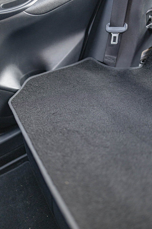 Clubsport-Teppich für Toyota Yaris XP21 4 Türer – Passgenauer Leichtbau-Teppich, ideal für den Rücksitzbankausbau, hochwertige Verarbeitung und perfekter Sitz