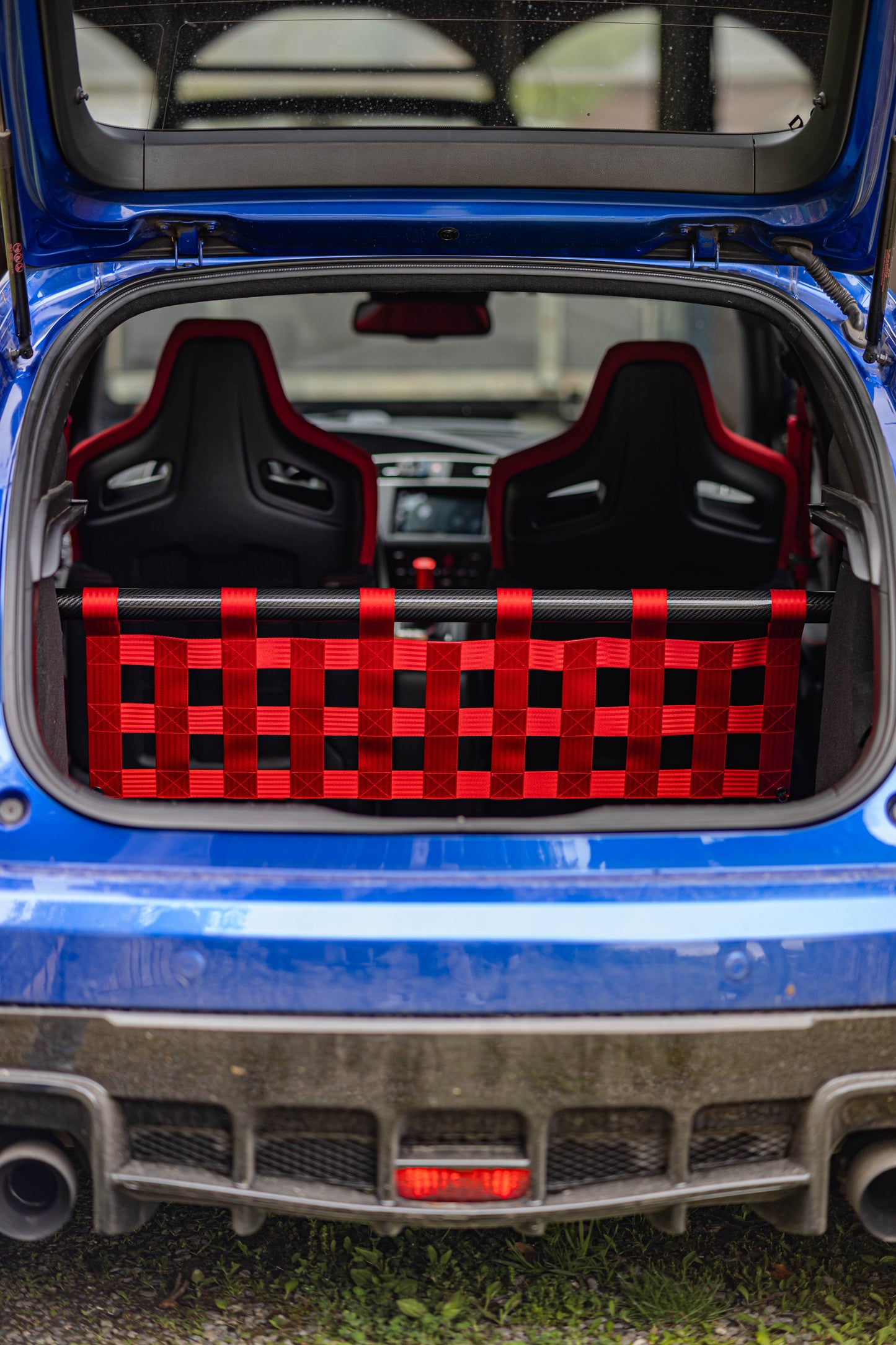 Clubsportset mit Einzelstrebe und Netz für Honda Civic Type R FK2, speziell entwickelt für optimalen Rücksitzbankausbau und Gewichtsreduktion.