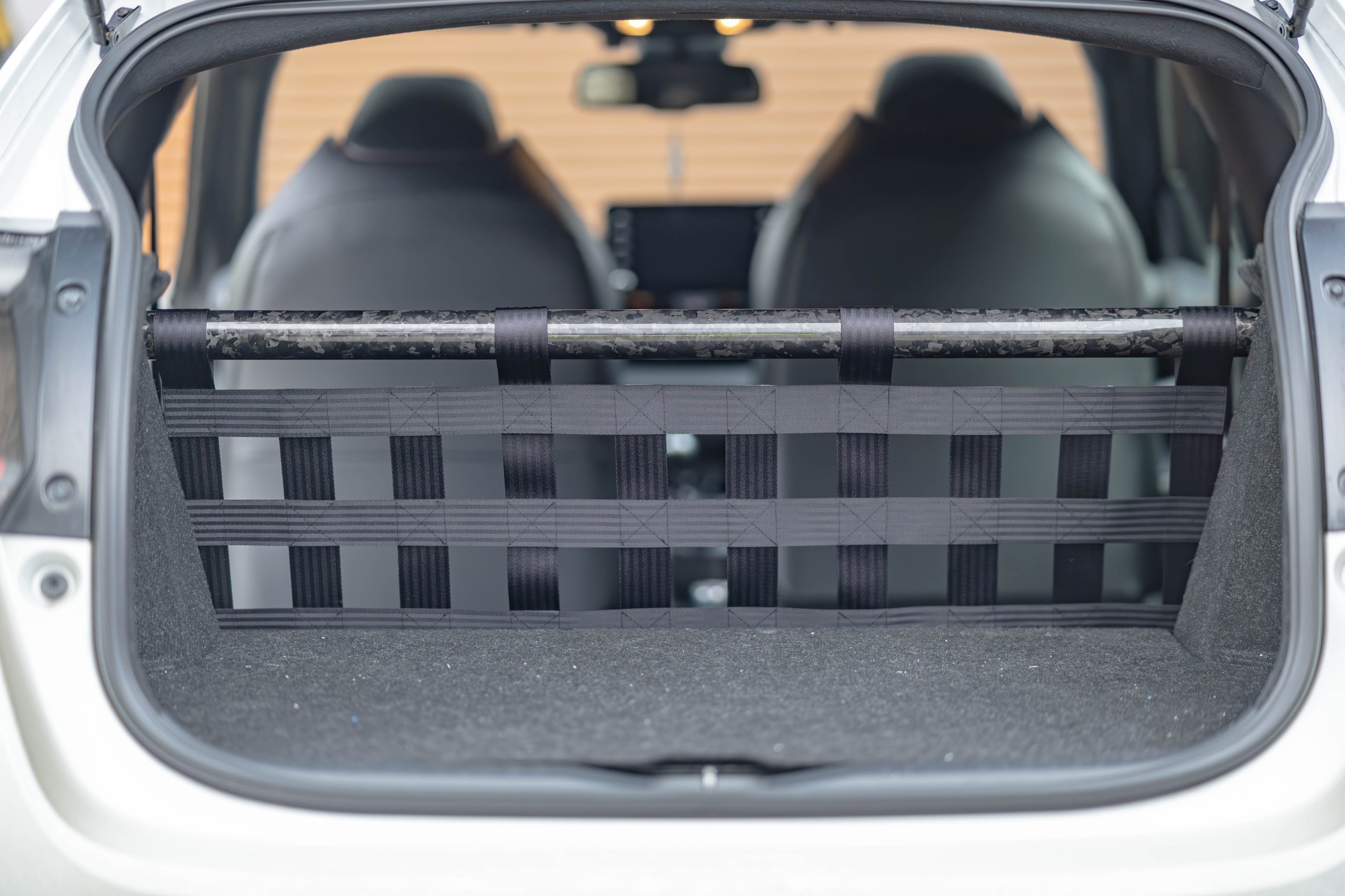 Clubsport-Set für Toyota Yaris GR (XP21)  Einzelstrebe und passendes Clubsport-Netz – Leichtbau, hochwertige Materialien, optimal für Rücksitzbankausbau.