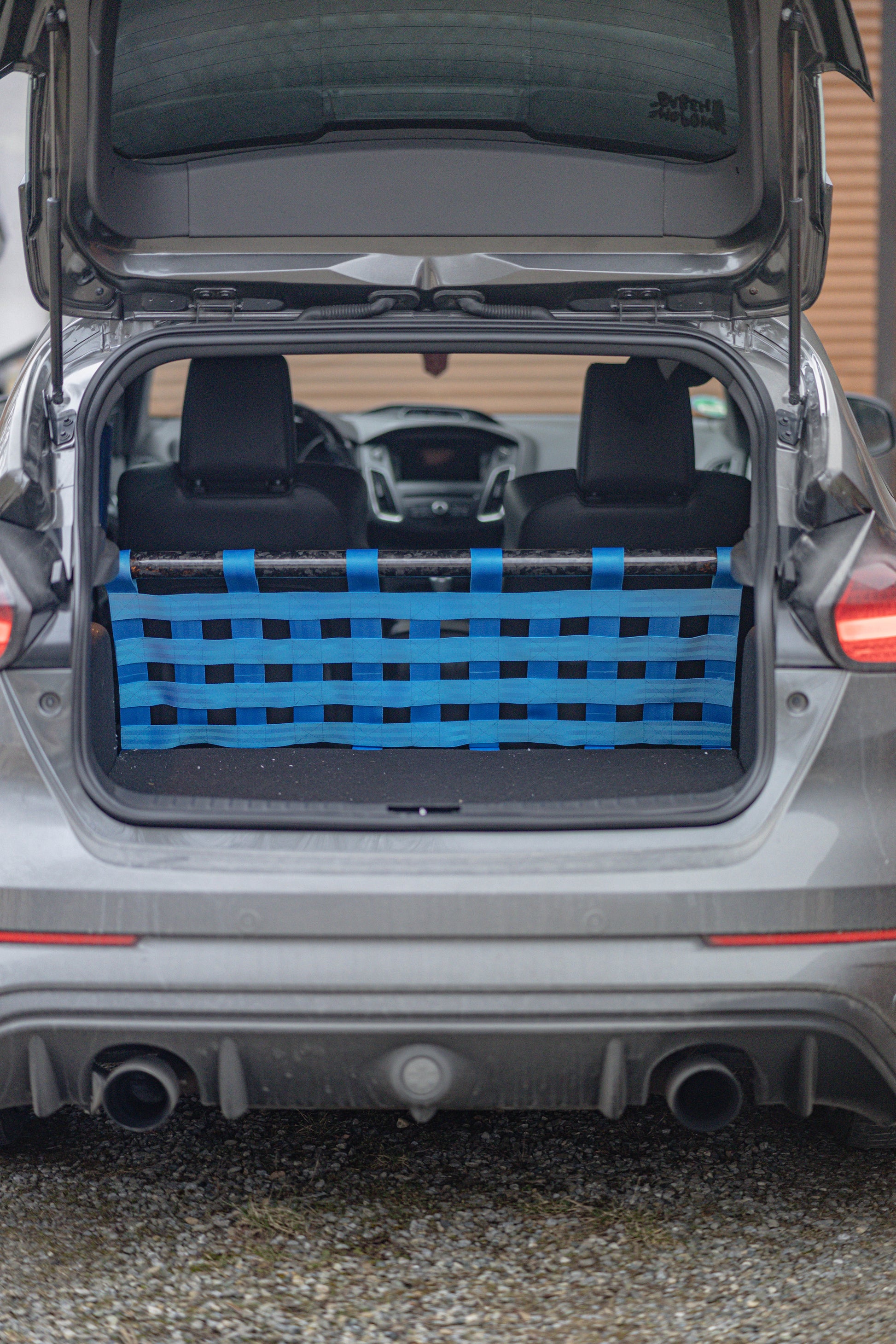 Clubsport-Set für Ford Focus RS MK3 Doppelstrebe und passendes Clubsport-Netz – Leichtbau, hochwertige Materialien, optimal für Rücksitzbankausbau.