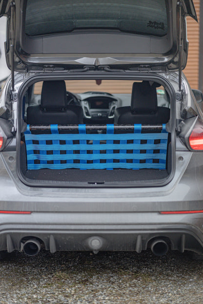 Clubsport-Set für Ford Focus RS MK3 Doppelstrebe und passendes Clubsport-Netz – Leichtbau, hochwertige Materialien, optimal für Rücksitzbankausbau.
