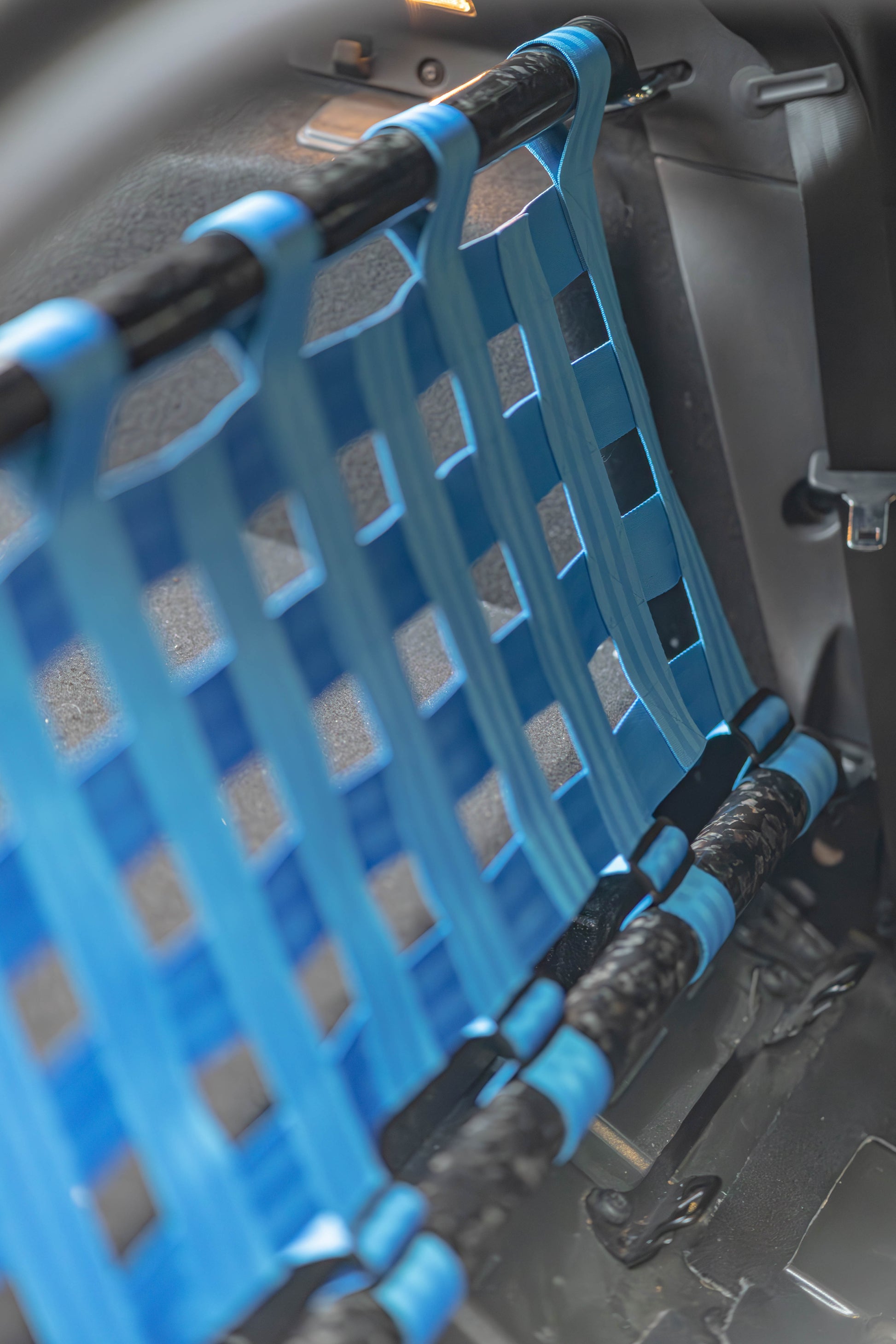Clubsport-Set für Ford Focus RS MK3 Doppelstrebe und passendes Clubsport-Netz – Leichtbau, hochwertige Materialien, optimal für Rücksitzbankausbau.