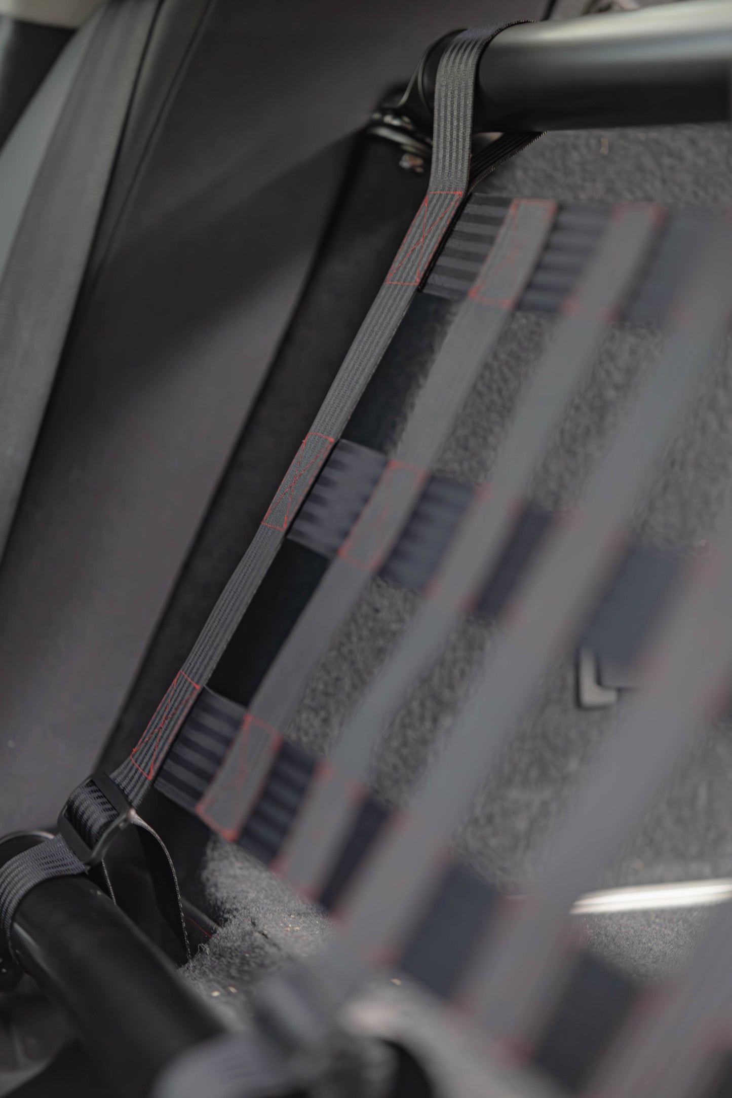 Clubsport-Set für Audi A4/S4 B9: Doppelstrebe und passendes Clubsport-Netz – Leichtbau, hochwertige Materialien, optimal für Rücksitzbank - PLR Design