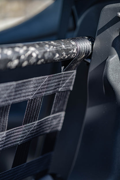 Clubsport-Set für Toyota Yaris (XP21) 4 Türer: Doppelstrebe und passendes Clubsport-Netz – Leichtbau, hochwertige Materialien, optimal für Rücksitzbankausbau.