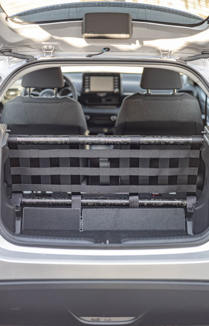 Clubsport-Set für Toyota Yaris (XP21) 4 Türer: Doppelstrebe und passendes Clubsport-Netz – Leichtbau, hochwertige Materialien, optimal für Rücksitzbankausbau.