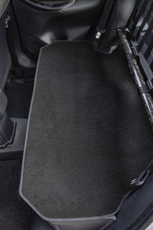 Clubsport-Teppich für Toyota Yaris XP21 4 Türer – Passgenauer Leichtbau-Teppich, ideal für den Rücksitzbankausbau, hochwertige Verarbeitung und perfekter Sitz