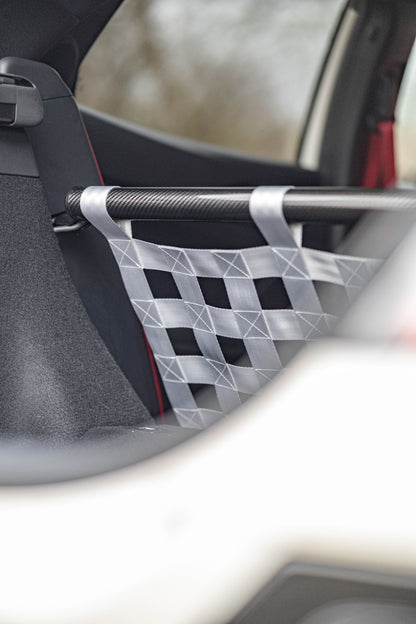 Clubsport-Set für Honda Civic/Type R FK8: Doppelstrebe und passendes Clubsport-Netz – Leichtbau, hochwertige Materialien, optimal für Rücksitzbankausbau.