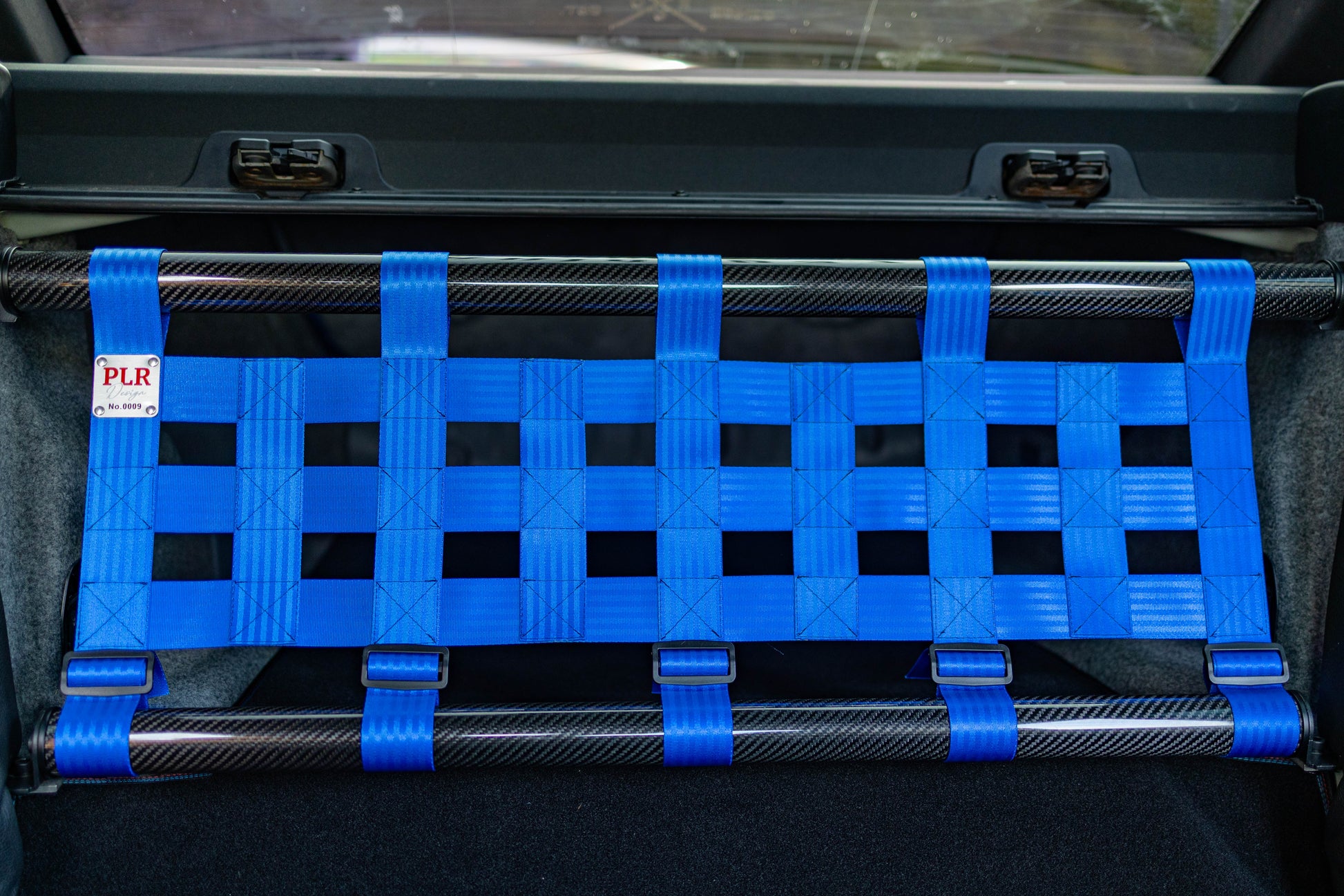 Clubsport-Set für BMW 3 E92 mit Carbon-Strebe und Netz, montiert anstelle der Rücksitzbank für Gewichtsreduzierung und klare Innenraum-Trennung. Ansicht: Innenraum.