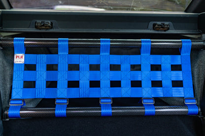 Clubsport-Set für BMW 3 E92 mit Carbon-Strebe und Netz, montiert anstelle der Rücksitzbank für Gewichtsreduzierung und klare Innenraum-Trennung. Ansicht: Innenraum.