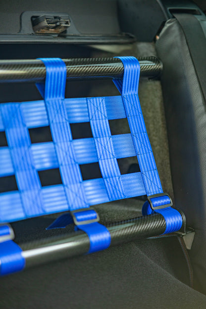 Clubsport-Set für BMW 3 E92 mit Carbon-Strebe und Netz, montiert anstelle der Rücksitzbank für Gewichtsreduzierung und klare Innenraum-Trennung. Ansicht: Detail Carbon und Netz.