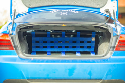 Clubsport-Set für BMW 3 E92 mit Carbon-Strebe und Netz, montiert anstelle der Rücksitzbank für Gewichtsreduzierung und klare Innenraum-Trennung. Ansicht: Kofferraum.