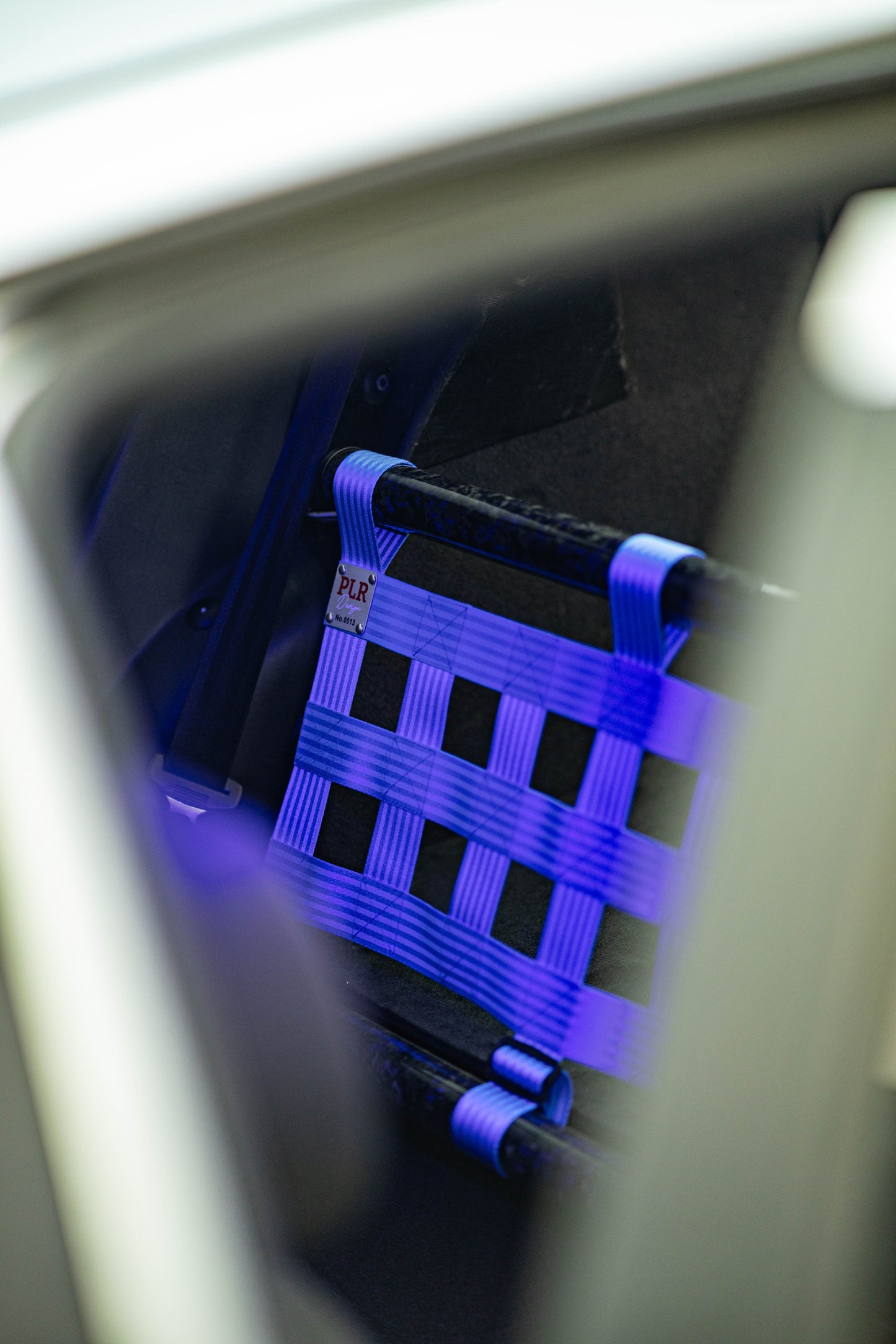 Clubsport-Set für Seat Leon 1M1 mit Carbon-Strebe und Netz, montiert anstelle der Rücksitzbank für Gewichtsreduzierung und klare Innenraum-Trennung. Ansicht: Detail Plakette.