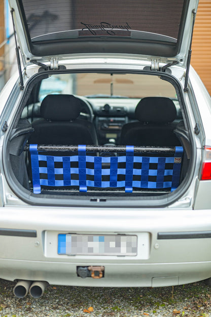 Clubsport-Set für Seat Leon 1M1 mit Carbon-Strebe und Netz, montiert anstelle der Rücksitzbank für Gewichtsreduzierung und klare Innenraum-Trennung. Ansicht: Hinten.