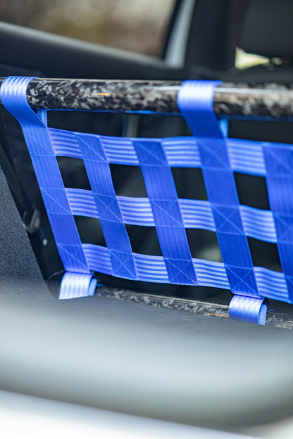 Clubsport-Set für Seat Leon 1M1 mit Carbon-Strebe und Netz, montiert anstelle der Rücksitzbank für Gewichtsreduzierung und klare Innenraum-Trennung. Ansicht: Detail Kofferraum.