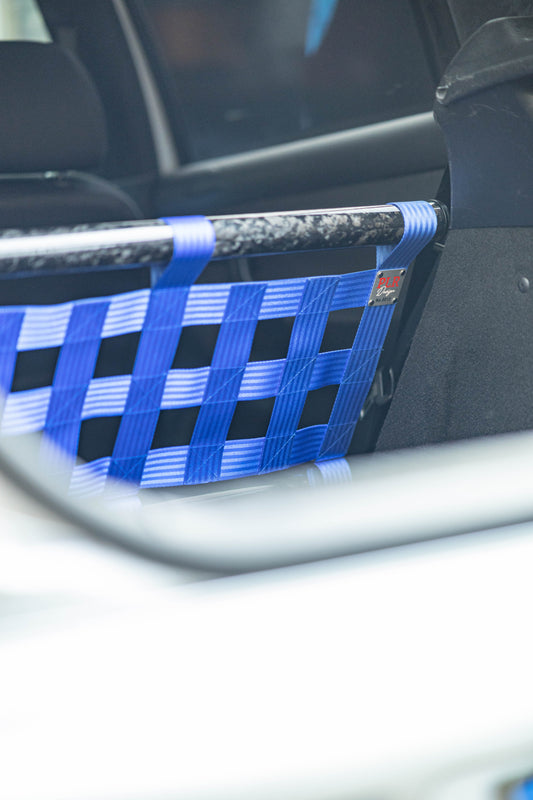 Clubsport-Set für Seat Leon 1M1 mit Carbon-Strebe und Netz, montiert anstelle der Rücksitzbank für Gewichtsreduzierung und klare Innenraum-Trennung. Ansicht: Detail Plakette Hinten.