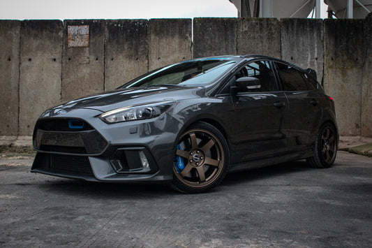 Clubsport-Set für Ford Focus RS MK3 Doppelstrebe und passendes Clubsport-Netz – Leichtbau, hochwertige Materialien, optimal für Rücksitzbankausbau.